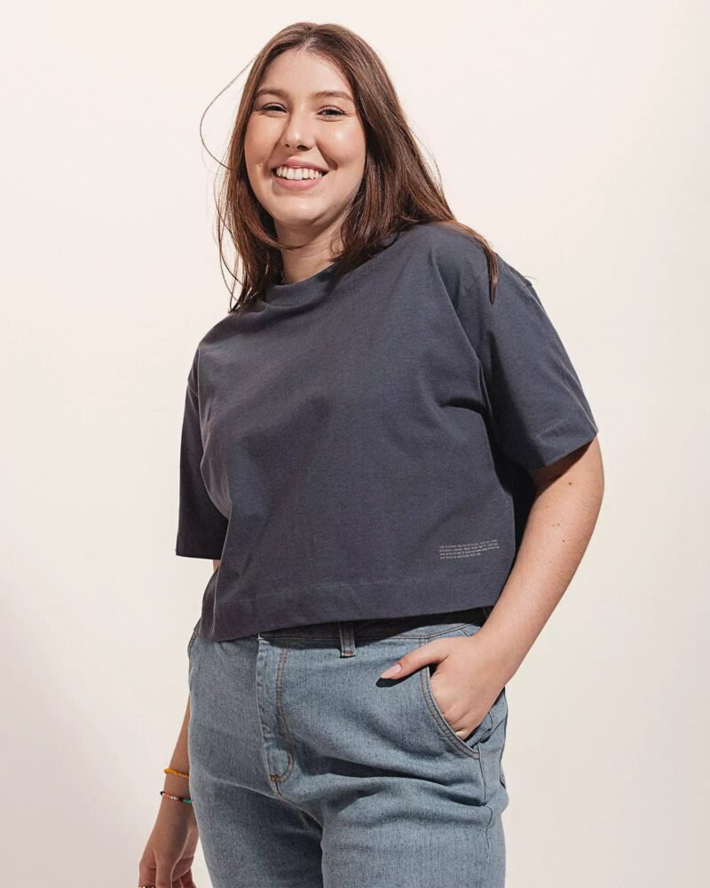 T-shirt Cropped Oversized Antúrio Grafite - Image 6