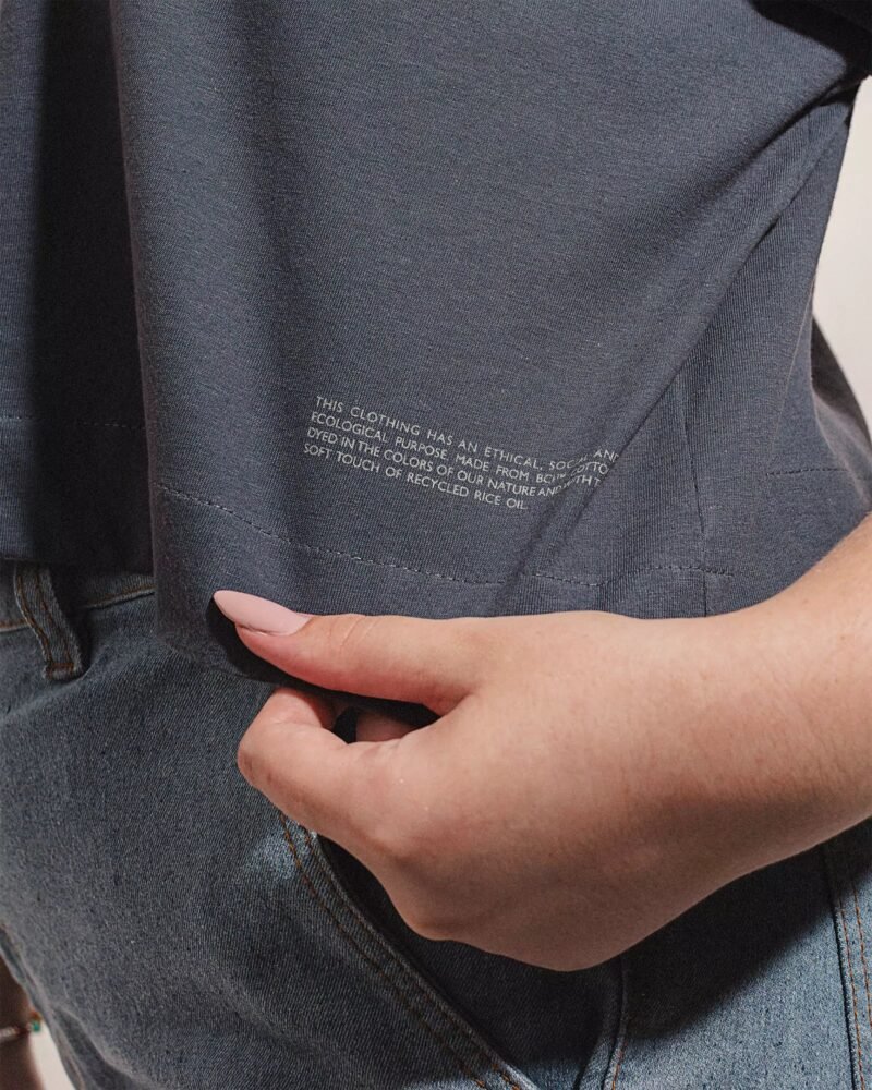 T-shirt Cropped Oversized Antúrio Grafite - Image 8